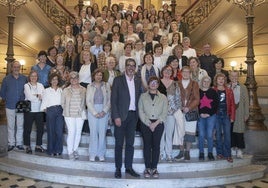 Las enfermeras de Gipuzkoa celebraron el Día Internacional de la Enfermera en el Salón de Plenos del Ayuntamiento. En la foto posan con el alcalde, Eneko Goia.