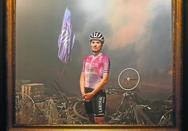 Ane Santesteban posa con el nuevo maillot del Laboral Kutxa, que estrenará hoy en la Itzulia.