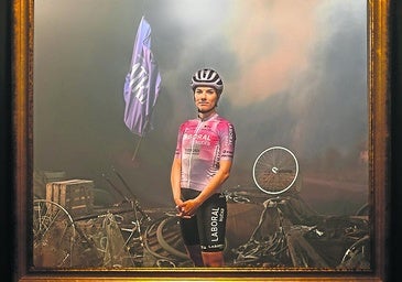 Ane Santesteban posa con el nuevo maillot del Laboral Kutxa, que estrenará hoy en la Itzulia.