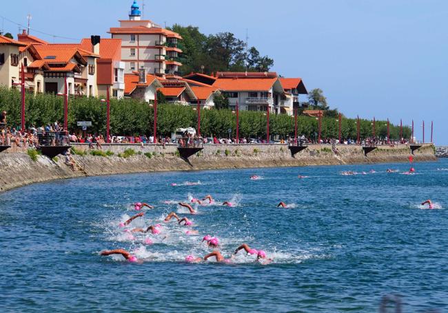 Participantes de la Itzurun-Arranpla entrando por la ría Urola antes de llegar a meta.