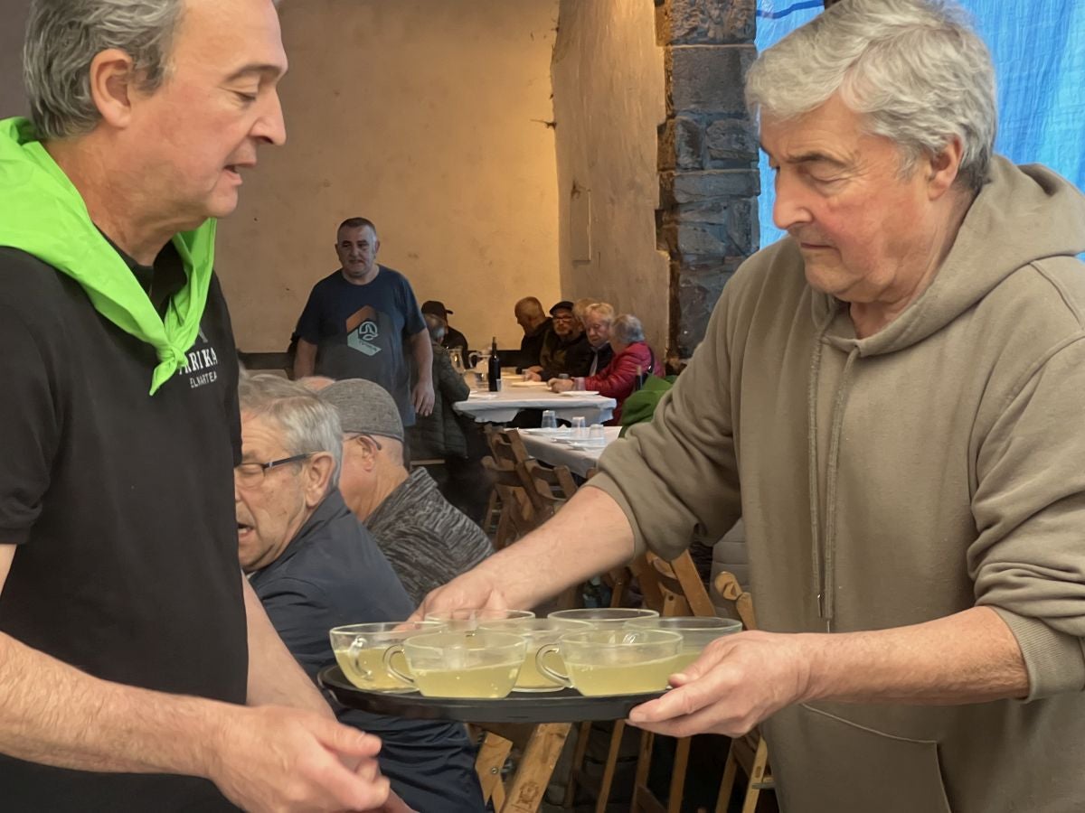 Los mayores protagonizan las primeras horas festivas en Eitza