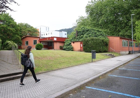 Una joven pasea por las inmediaciones de la parcela en la que se va a construir la nueva residencia universitaria de la UPV/EHU.