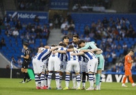 Los jugadores de la Real hacen piña antes del partido contra el Celta