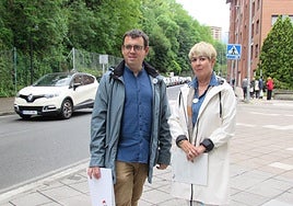 Los concejales del PNV Ander Garay y Amaia Ceciaga en la calle Zerrajera, donde se proyecta instalar un nuevo radar de velocidad