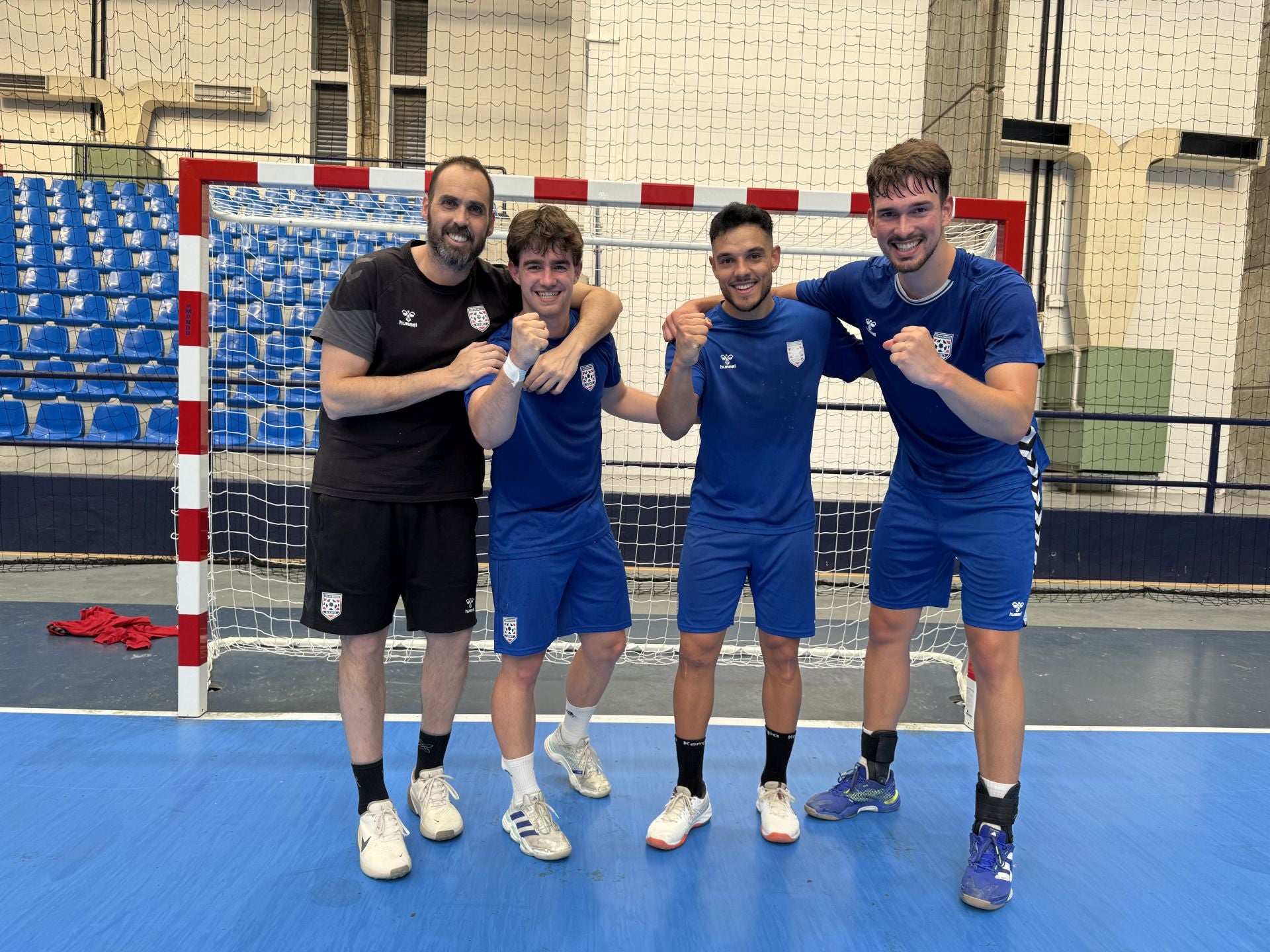 Iker Serrano, Xabi Barreto, Ander Torriko y Julen Urruzola durante un entrenamiento con el Eón Alicante preparando el partido de este sábado en Burgos.
