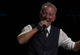 Bruce Springsteen en el arranque de su concierto de anoche en Mánchester.