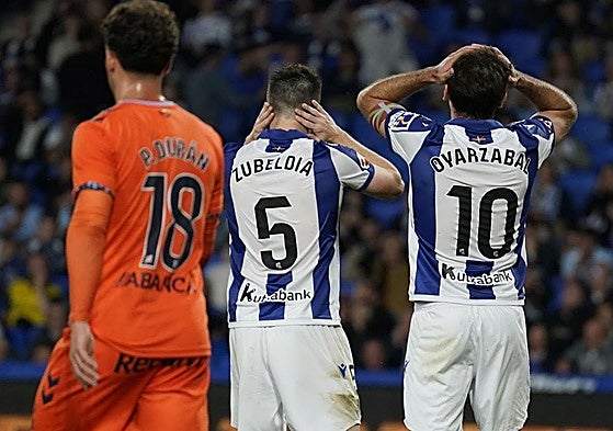 Igor Zubeldia y Mikel Oyarzabal se llevan las manos a la cabeza tras desperdiciar la Real una ocasión de gol ante el Celta.