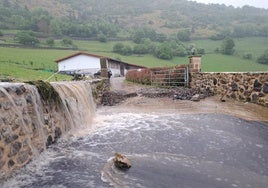 Al menos tres caseríos del barrio de Gesaltza, en Arantzazu, se vieron afectados por la entrada de agua