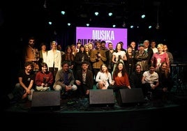 Los músicos reconocidos posaron unos instantes en la Jimmy Jazz de Vitoria.