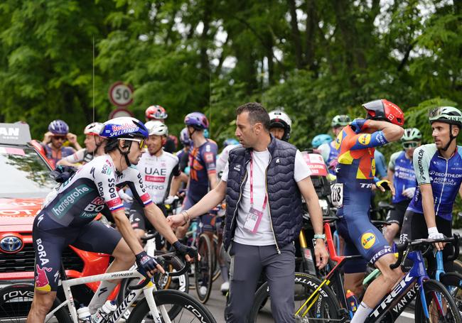 Primoz Roglic habla con Vincenzo Nibali, colaborador e imagen del Giro, mientras se encontraba neutralizada la etapa.