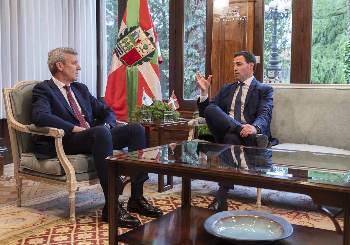 El presidente de la Xunta de Galicia, Alfonso Rueda, y el lehendakari Imanol Pradales ayer en Ajuria Enea.