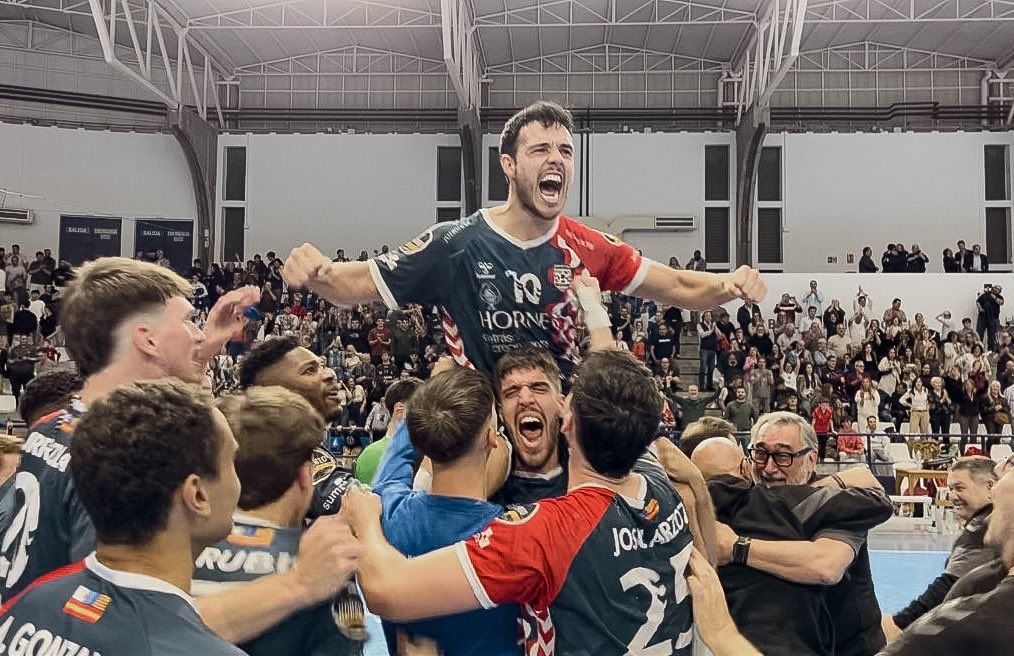 Imagen secundaria 2 - Arriba el Eón Alicante posa feliz tras un triunfo vital ante el Caserío Ciudad Real. Debajo, Iker Serrano y Ander Torriko celebran una victoria.
