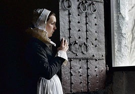 Lili mira por la ventana de su palacio.