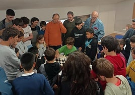 Varios participantes presencian una de las partidas.