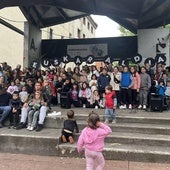 Herritarrak eta eragile desberdinak Euskaraldiaren hasiera bultzatzeko familia argazkian, ostegunean, irekiera ekitaldian.