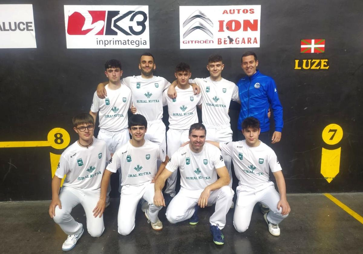 Equipo de la escuela de pelota para el campeonato Interpueblos de mano parejas.
