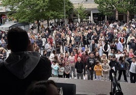 Decenas de eibarreses se concentraron en Unzaga para vivir la apertura de Euskaraldia con animación musical, lectura de manifiestos y reparto de las emblemáticas chapas.