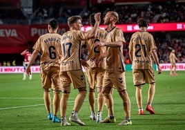 Los jugadores del Eibar celebran el gol de Corpas que abrió el camino a la victoria el lunes pasado en Granada.