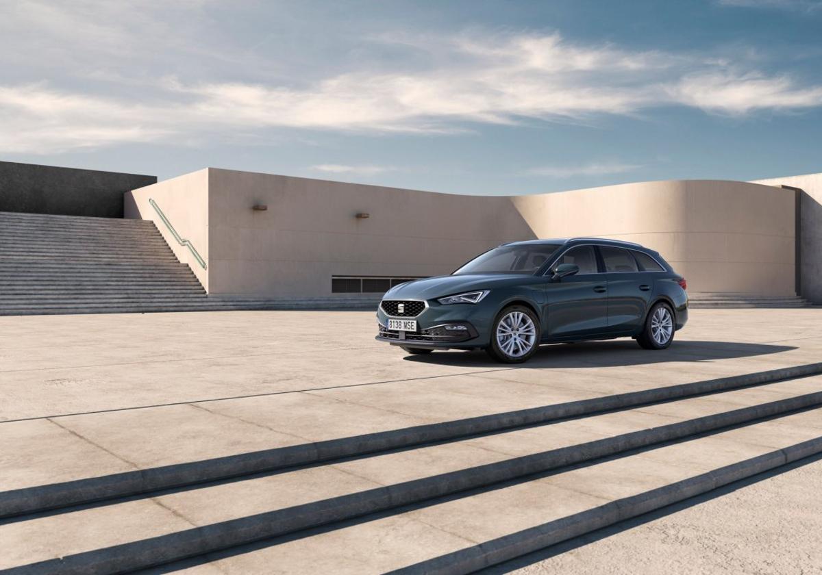 Seat abre la electrificación con un León Style accesible