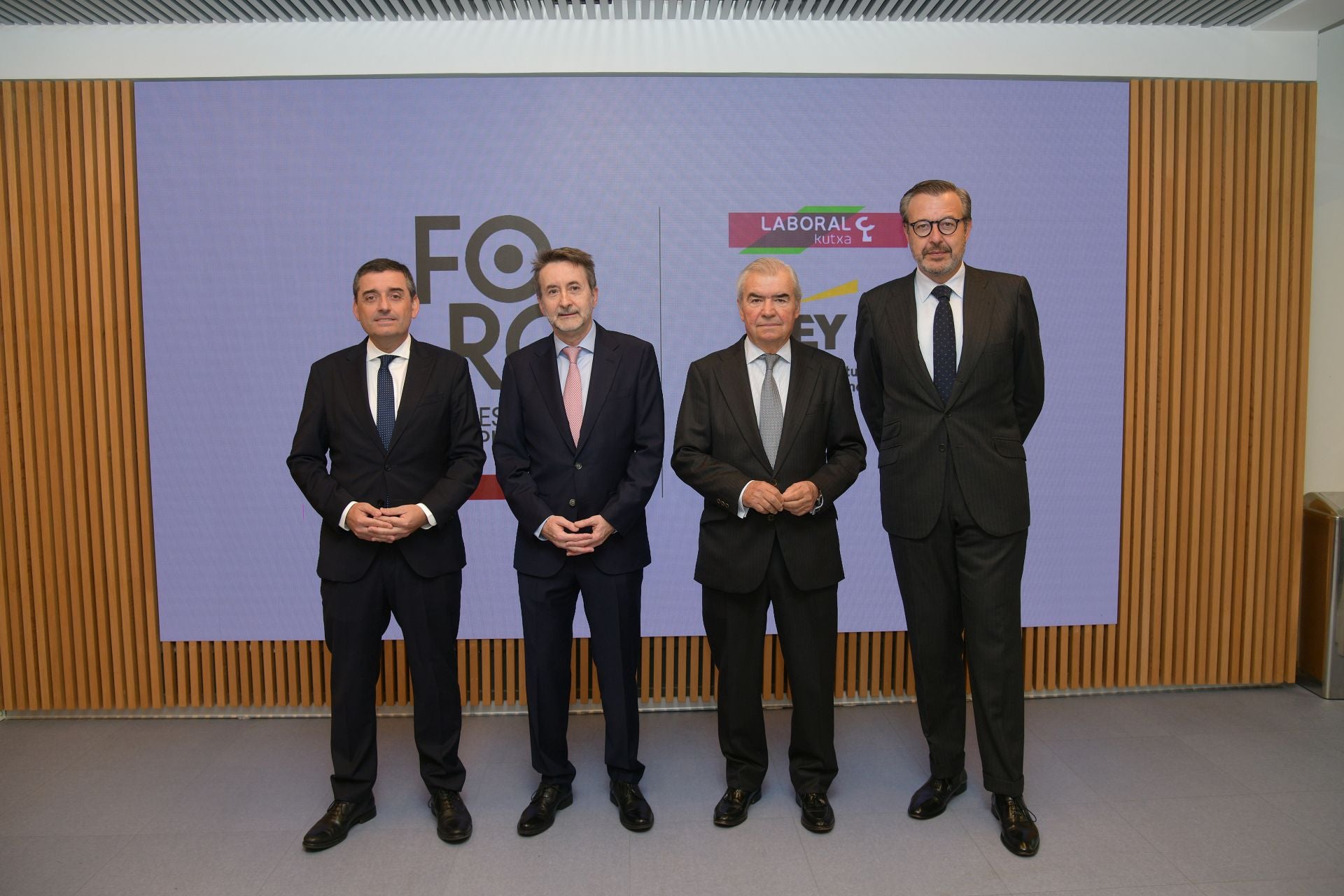 Adolfo Plaza (presidente de Laboral Kutxa), Josu Jon Imaz (consejero delegado de Repsol), José María Bergareche (presidente de El Diario Vasco) y Pablo Sanz (socio responsable de zona norte EY).
