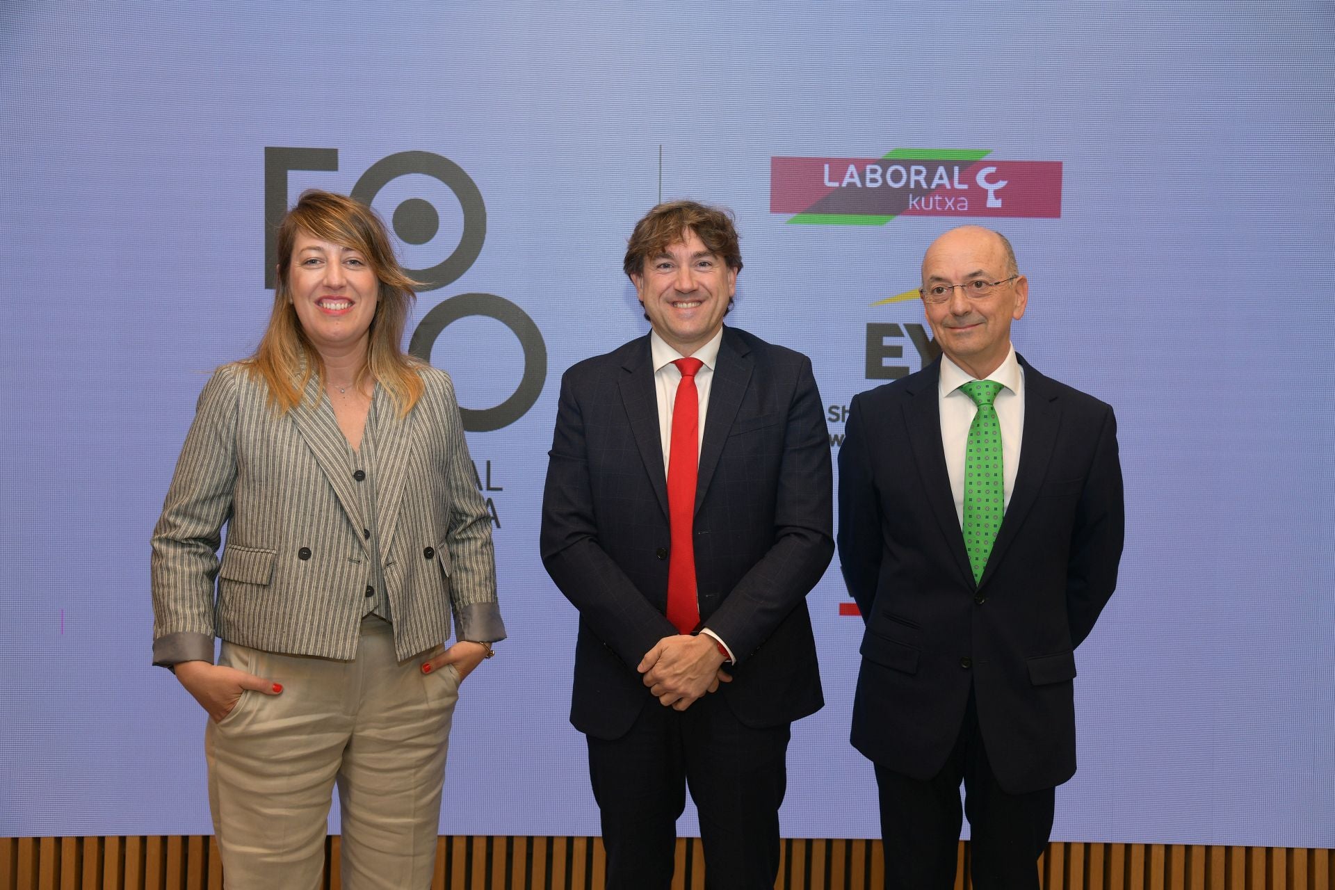 Eneko Andueza (portavoz del PSOE en el Parlamento Vasco) junto a Arantxa Aldaz (jefa de información de DV y Javier Roldán (adjunto a la dirección de DV).