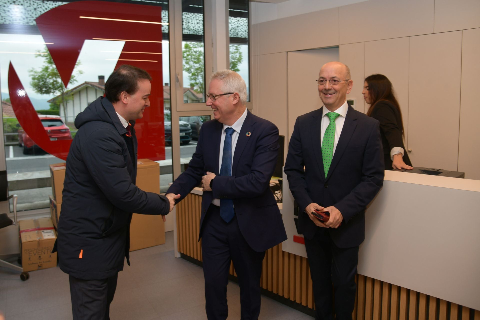 José Ignacio Asensio saluda a Iván Redondo acompañado de Javier Roldán.