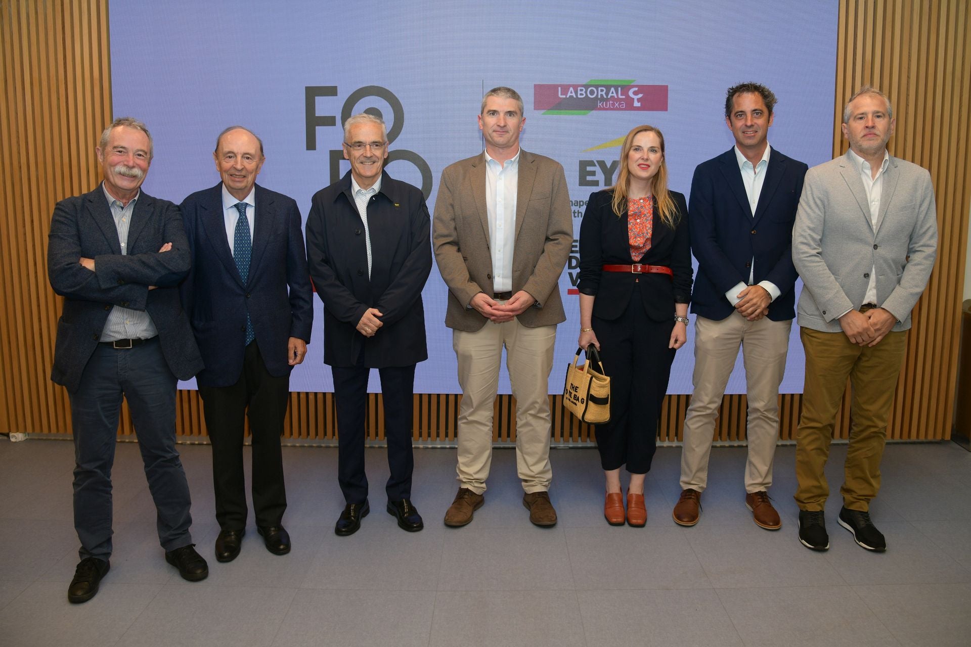 Pío Agirre (secretario de Artizarra Fundazioa), Jesús Alberdi (exconsejero delegado de Elkargi), Julián Flores (director general de Vicomtech), Urko Odriozola (director de comunicación de Elkargi), Izaskun Larrañaga (consejera delegada de Lacor Ibili), Iñaki Maiz (CEO de Ikusi) y Andoitz Korta (viceconsejero de Industria).