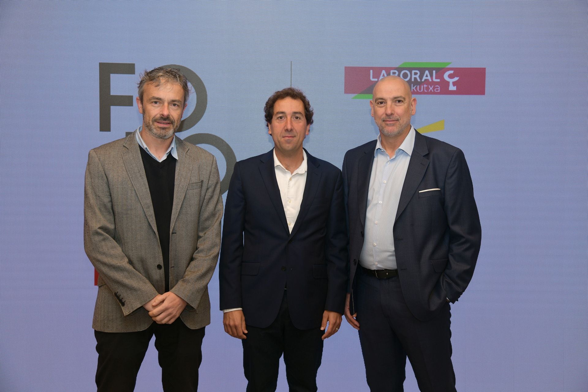 Pedro Muñoz (Easo Ventures), Haritz Garayalde (director de oficina de empresas de Laboral Kutxa) y Álex Larrea (director de banca coorporativa de Laboral Kutxa).