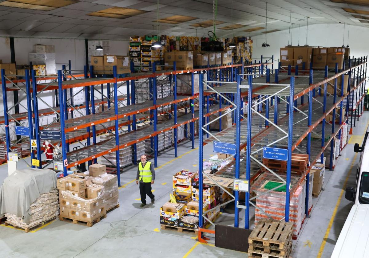 Plano general este viernes del almacén del Banco de Alimentos de Gipuzkoa en Oiartzun, con muchas estanterías vacías.