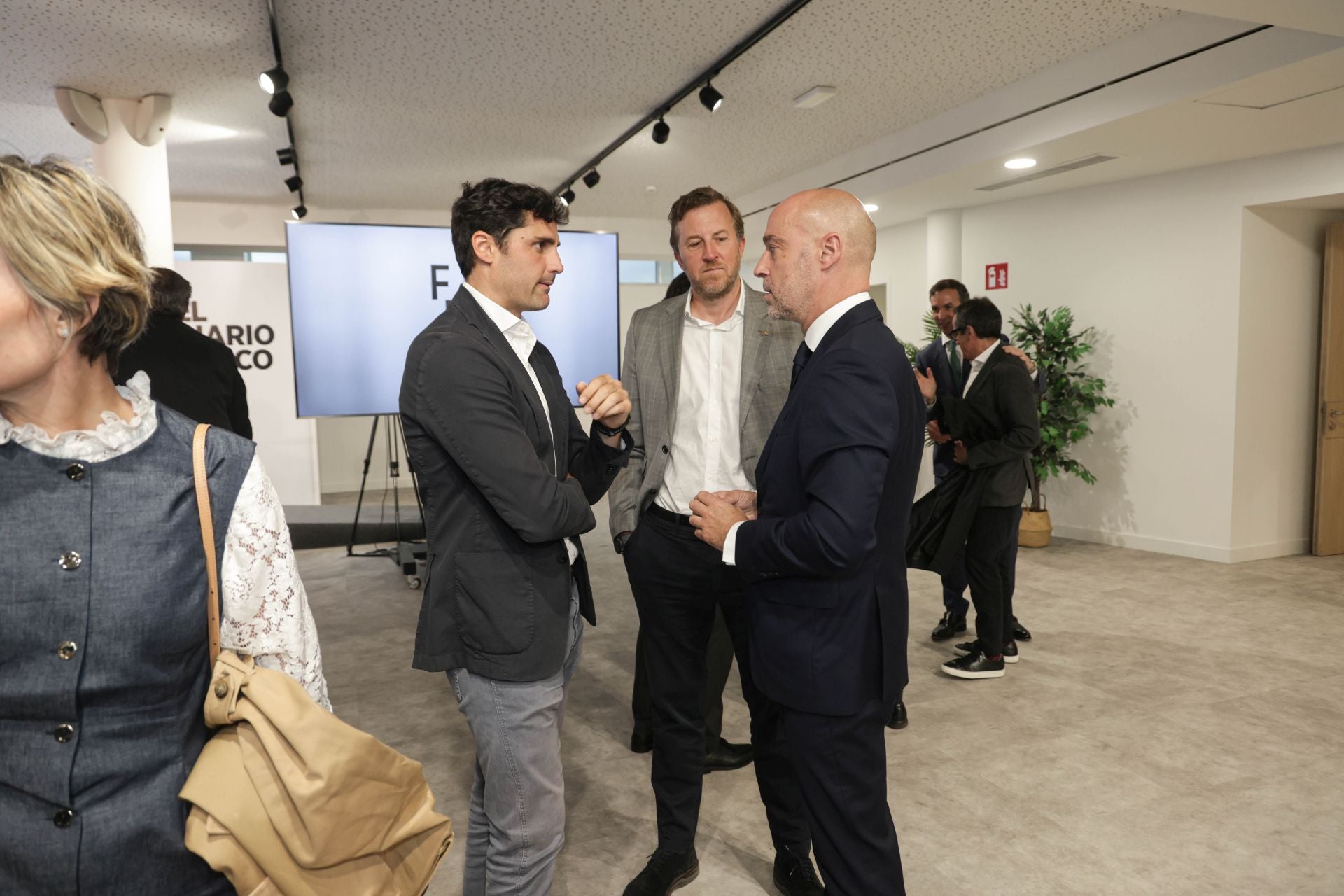 El presidente de la Cámara de Gipuzkoa, Mauri Arregui, charla con los populares Mikel Lezama y Borja Corominas.