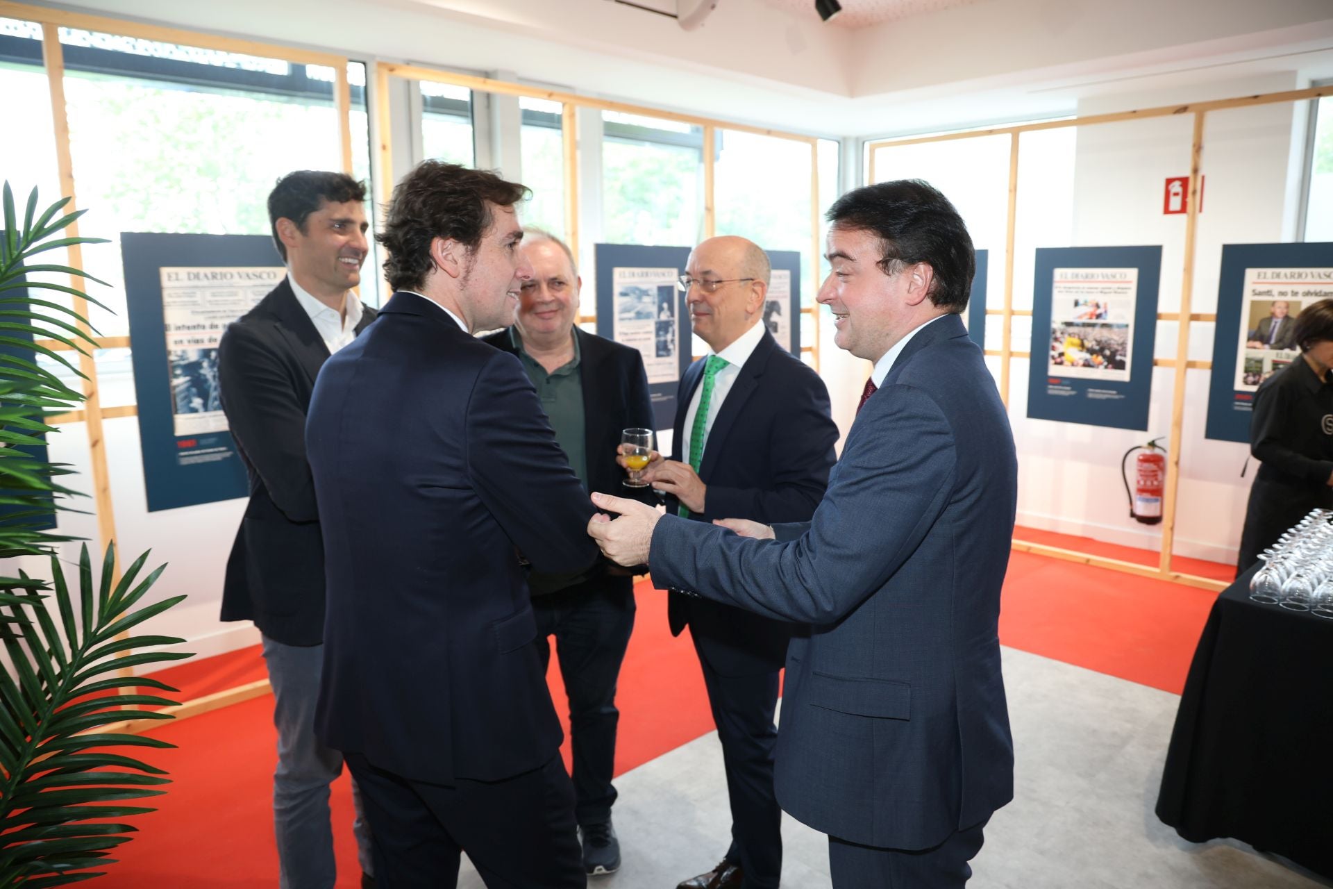David Taberna, Javier Roldán y Alberto Surio de El Diario Vasco, junto a Iván Redondo y Mikel Lezama, al término del foro en DV Gunea.