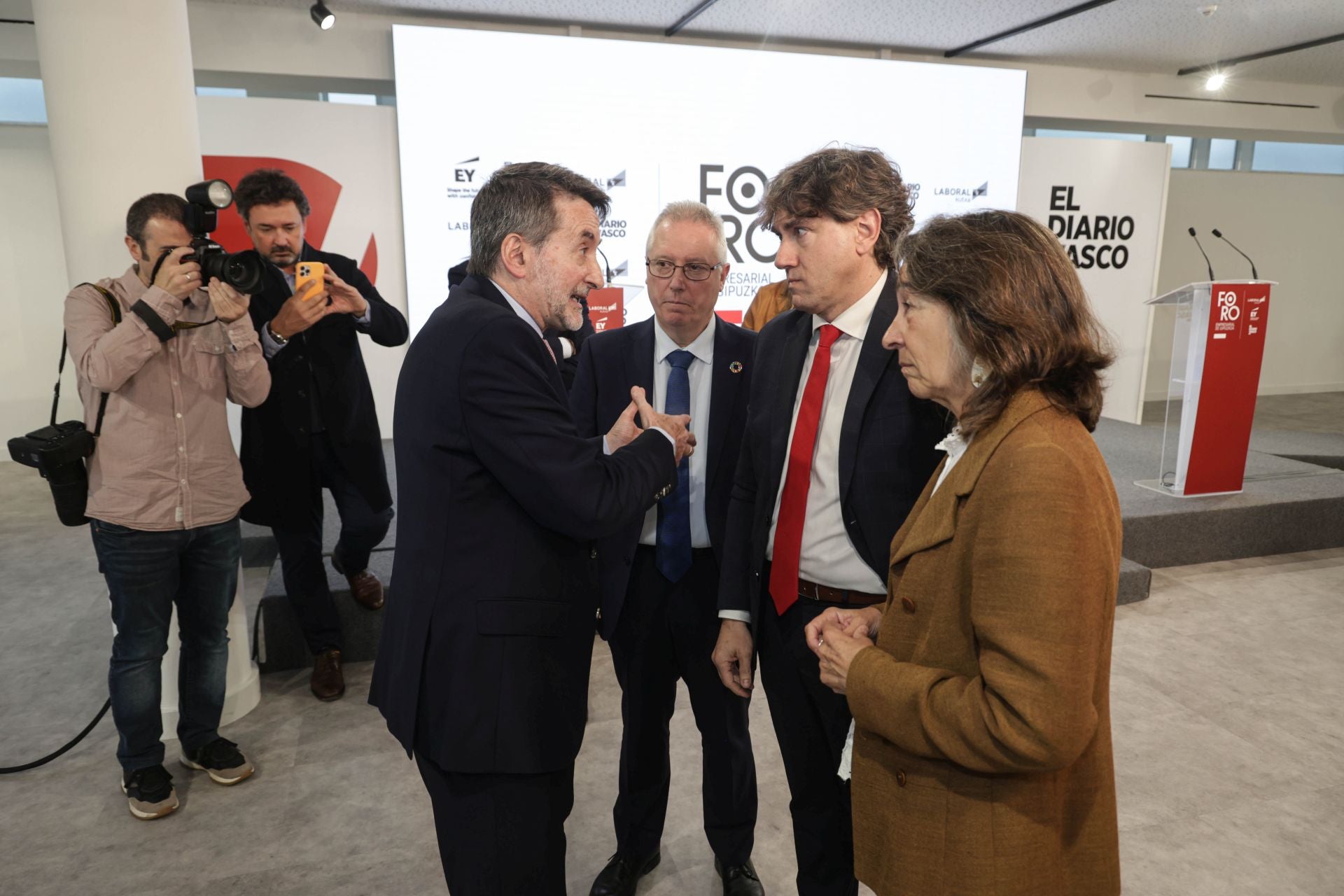 Josu Jon Imaz conversa con los socialistas José Ignacio Asensio, Eneko Andueza y Marisol Garmendia.