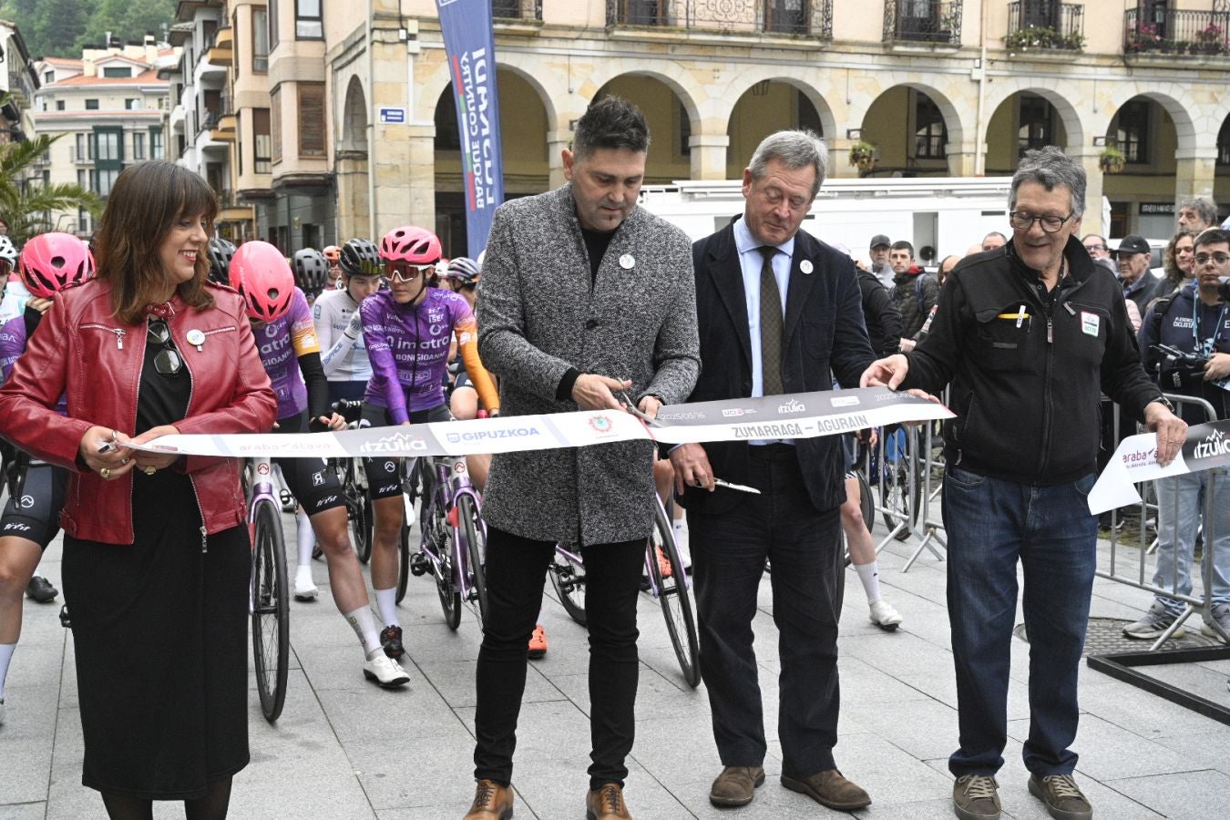 Enérgico impulso a la Itzulia Women en su salida de Zumarraga