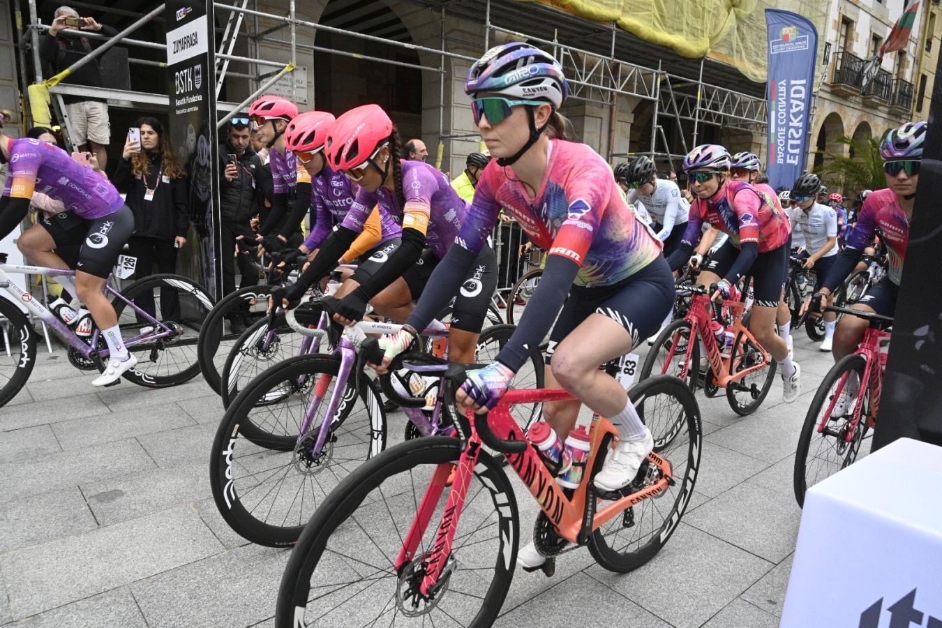 Enérgico impulso a la Itzulia Women en su salida de Zumarraga