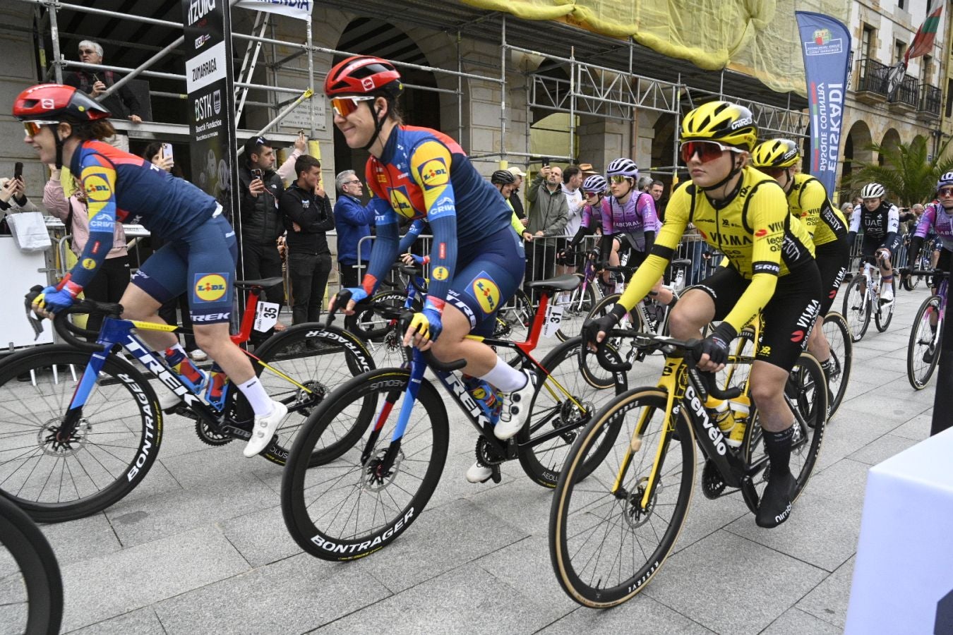 Enérgico impulso a la Itzulia Women en su salida de Zumarraga