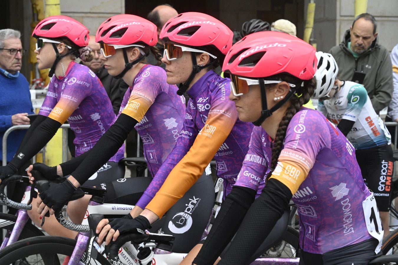 Enérgico impulso a la Itzulia Women en su salida de Zumarraga