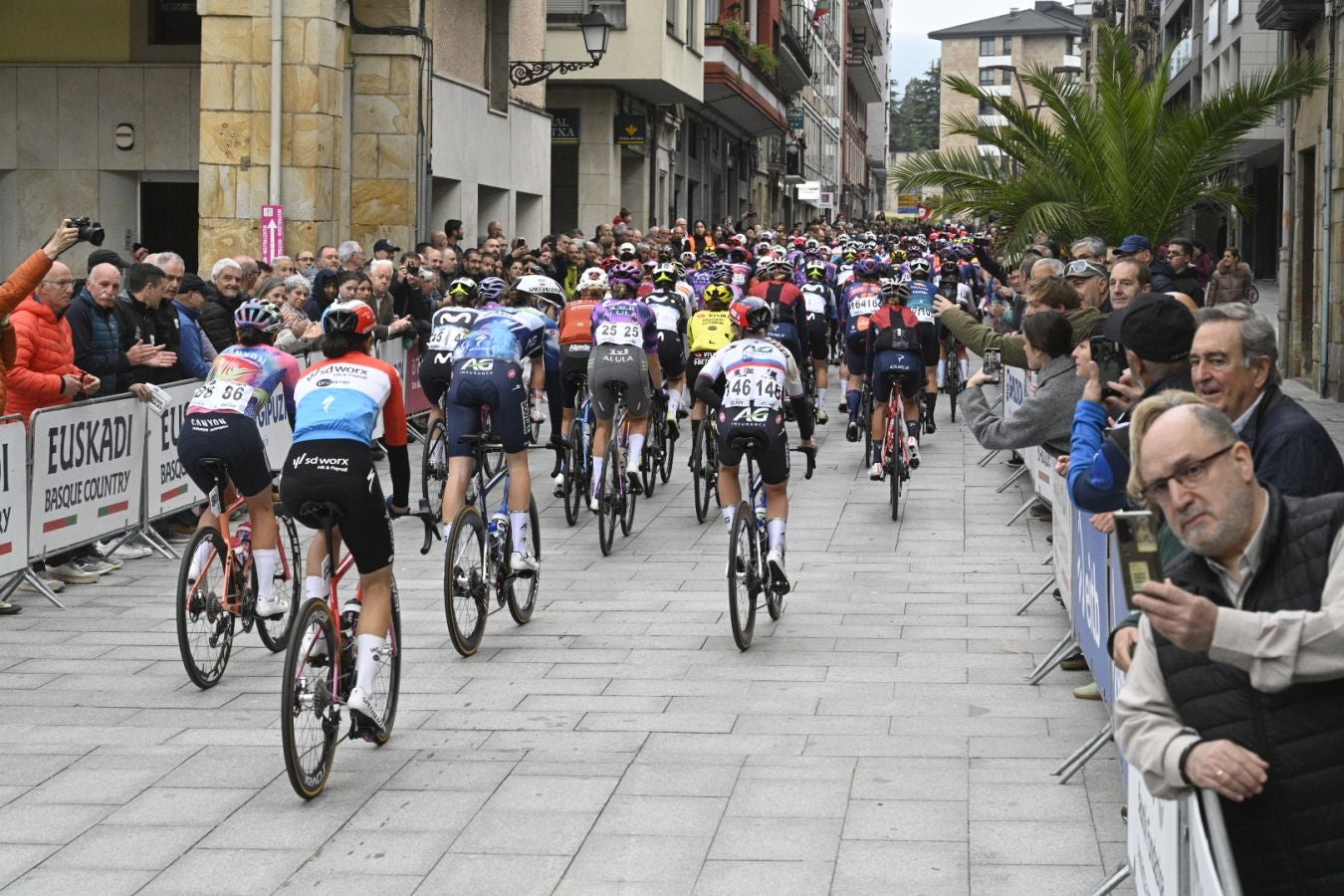 Enérgico impulso a la Itzulia Women en su salida de Zumarraga