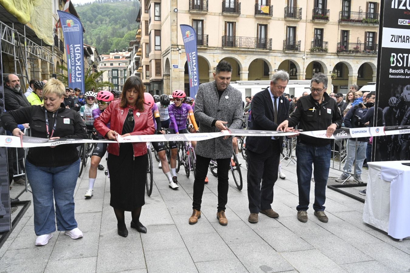 Enérgico impulso a la Itzulia Women en su salida de Zumarraga