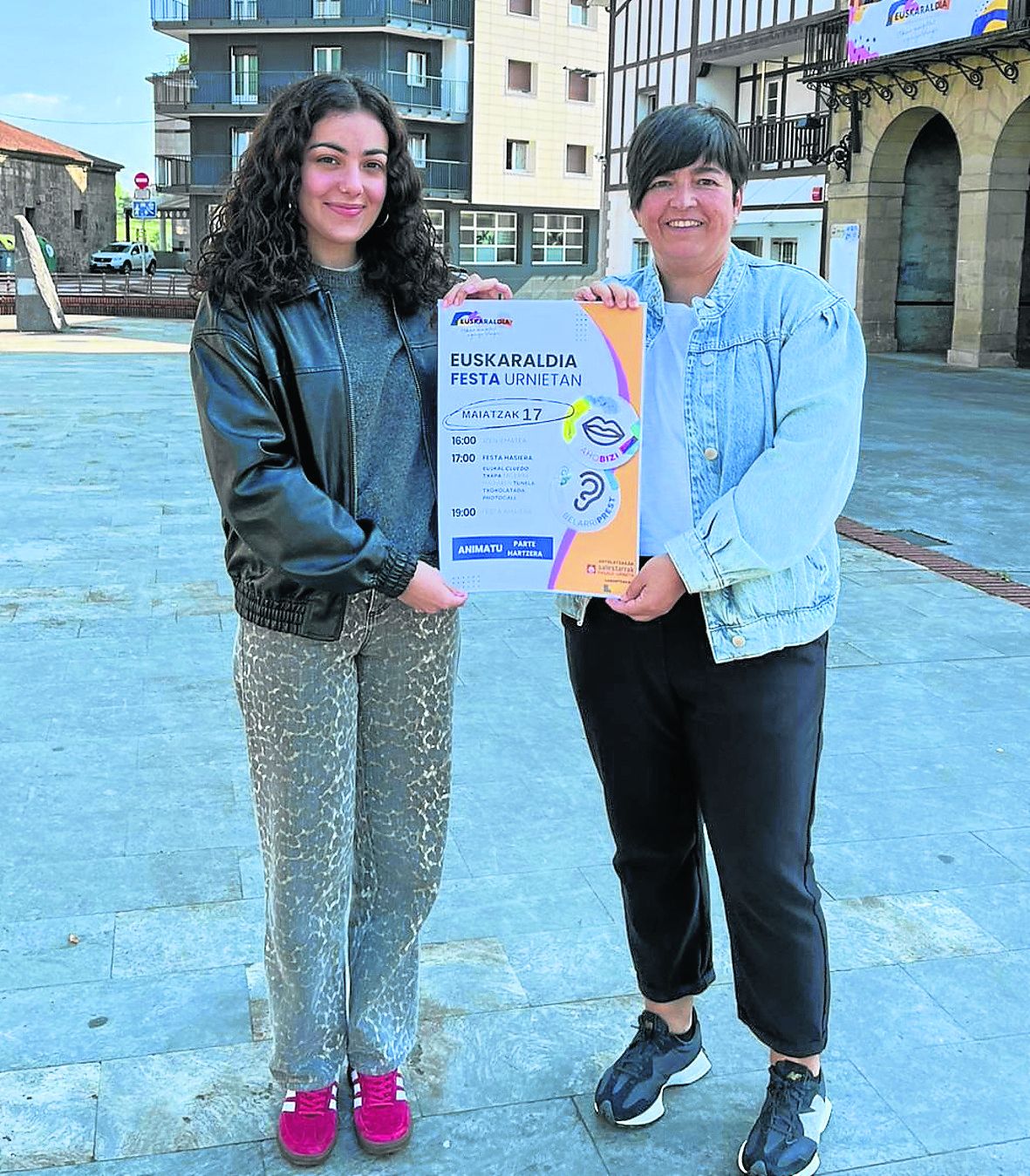 Yaiza Gonzalez eta Arantzazu Miner, antolatzaileen taldeko bi kideek.
