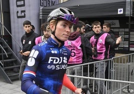 Demi Vollering este viernes en la salida de la Itzulia Women en Zumarraga.
