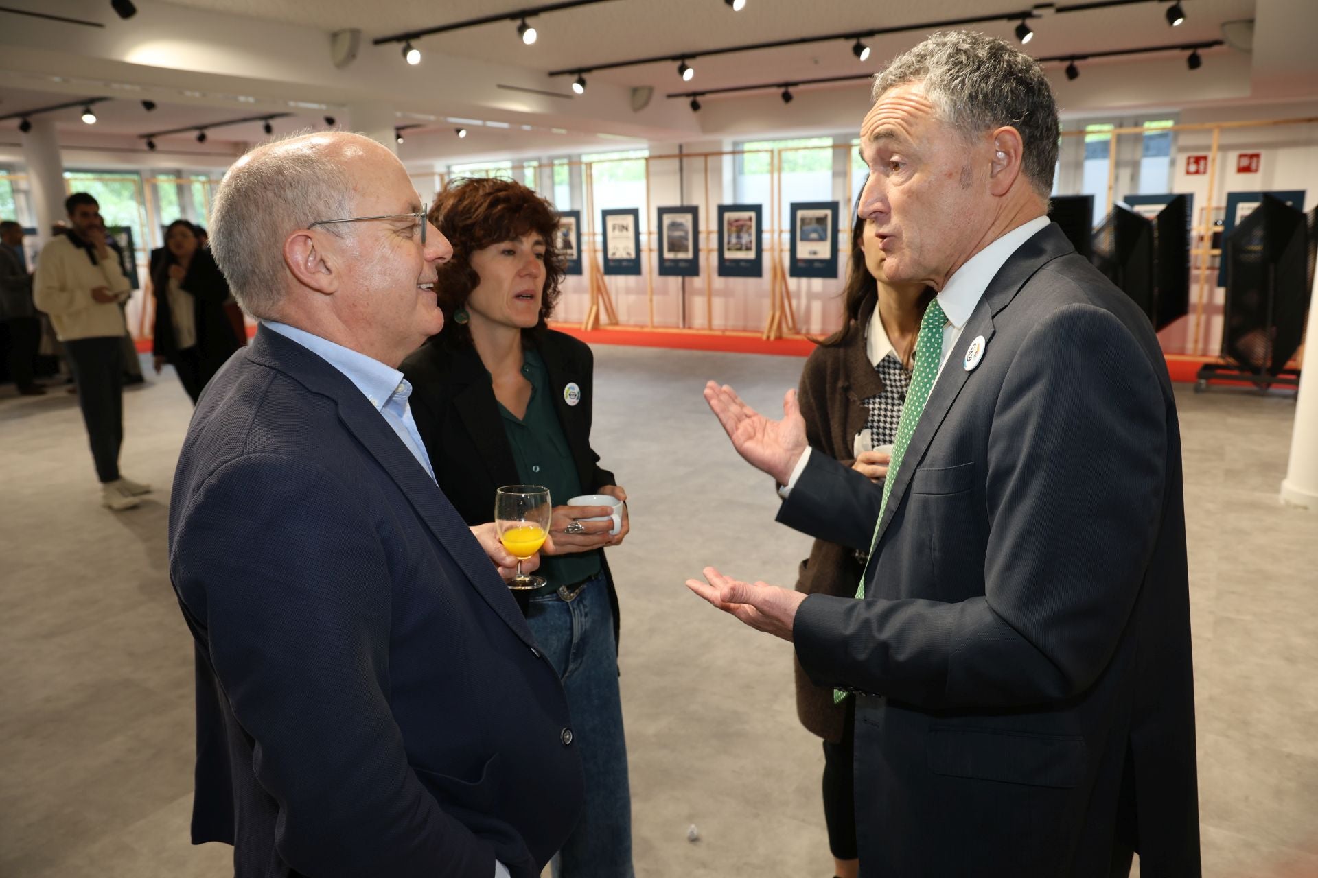 El director general de Adegi, José Miguel Ayerza junto a Juan Karlos Izagirre, portavoz de EH Bildu en el Ayuntamiento de San Sebastián.