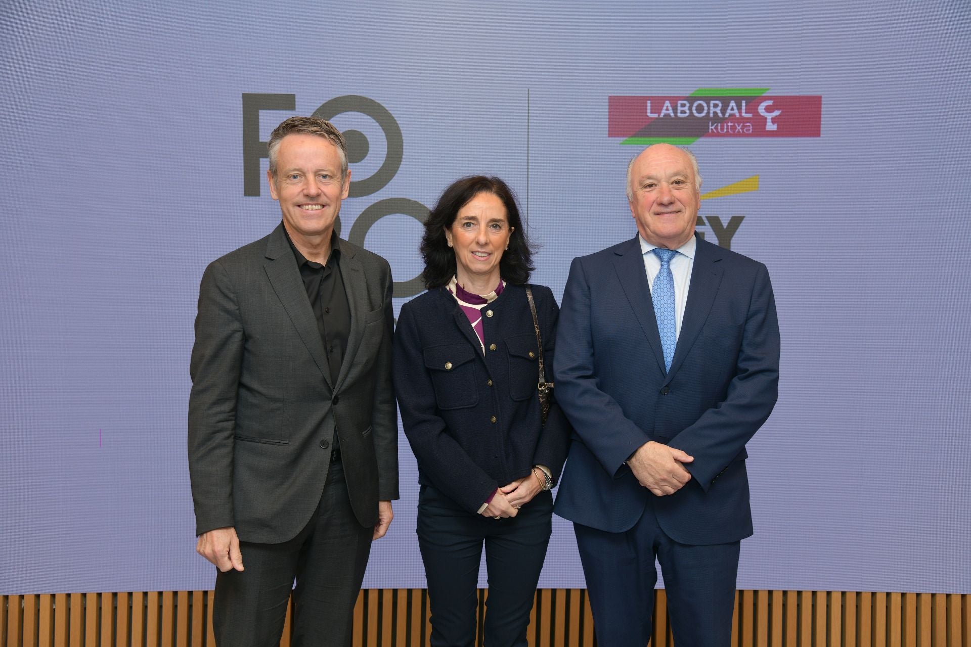 Iñaki Ruiz (viceconsejero de economía), Jaione Ganzarain (viceconsejera de Tecnología, Innovación y Transformación Digital) y Josu Sánchez (consejero delegado de SLK Sarkis Lagunketa).