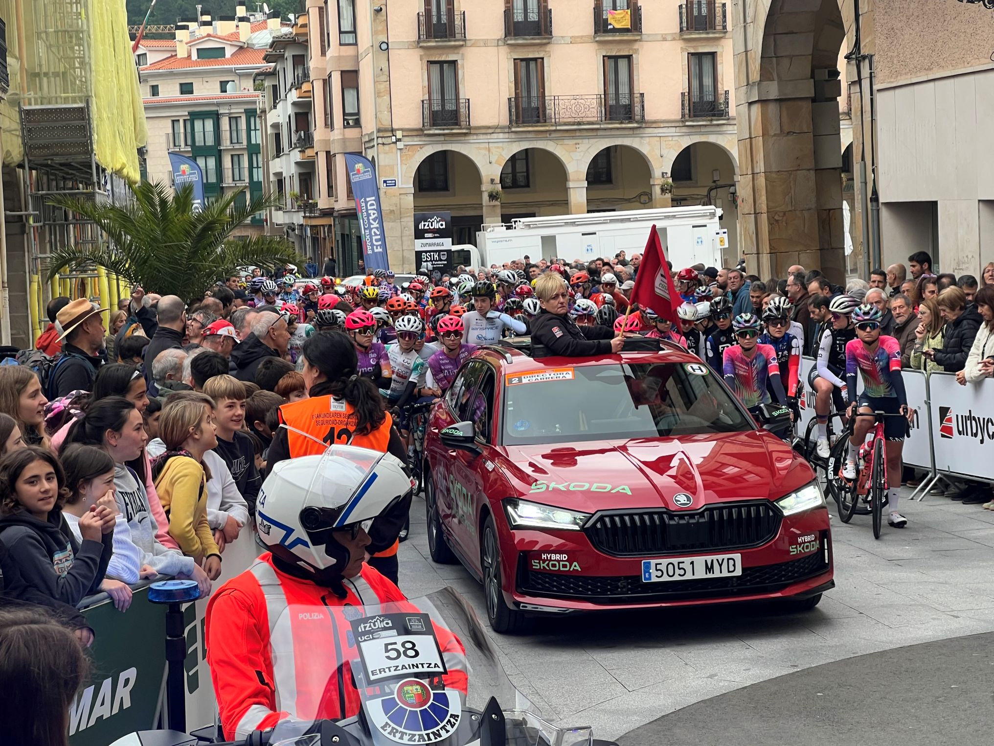 Enérgico impulso a la Itzulia Women en su salida de Zumarraga