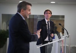 Josu Jon Imaz responde una de las preguntas del director de El Diario Vasco, David Taberna.