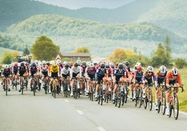 El pelotón de la Itzulia femenina, en pleno esfuerzo durante la primera etapa.