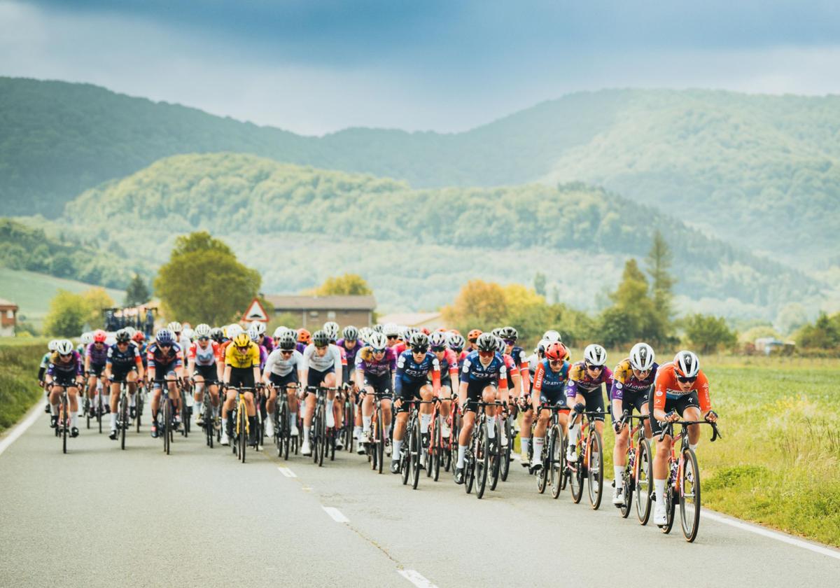 El pelotón de la Itzulia femenina, en pleno esfuerzo durante la primera etapa.