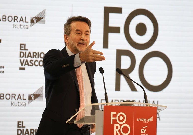 Josu Jon Imaz se dirige al público en el Foro Empresarial de Gipuzkoa.