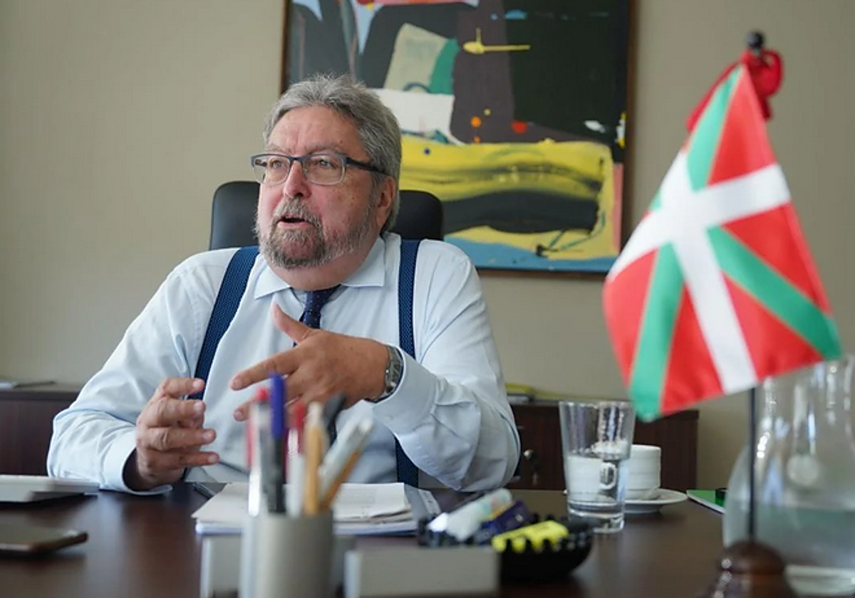 Lezertua, en su oficina durante una entrevista.