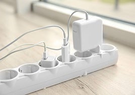 Una regleta con varios enchufes.