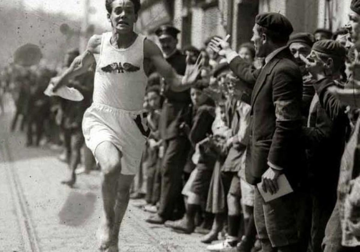 Juan Mugertza, en pleno esfuerzo durante una carrera anterior a 1922.